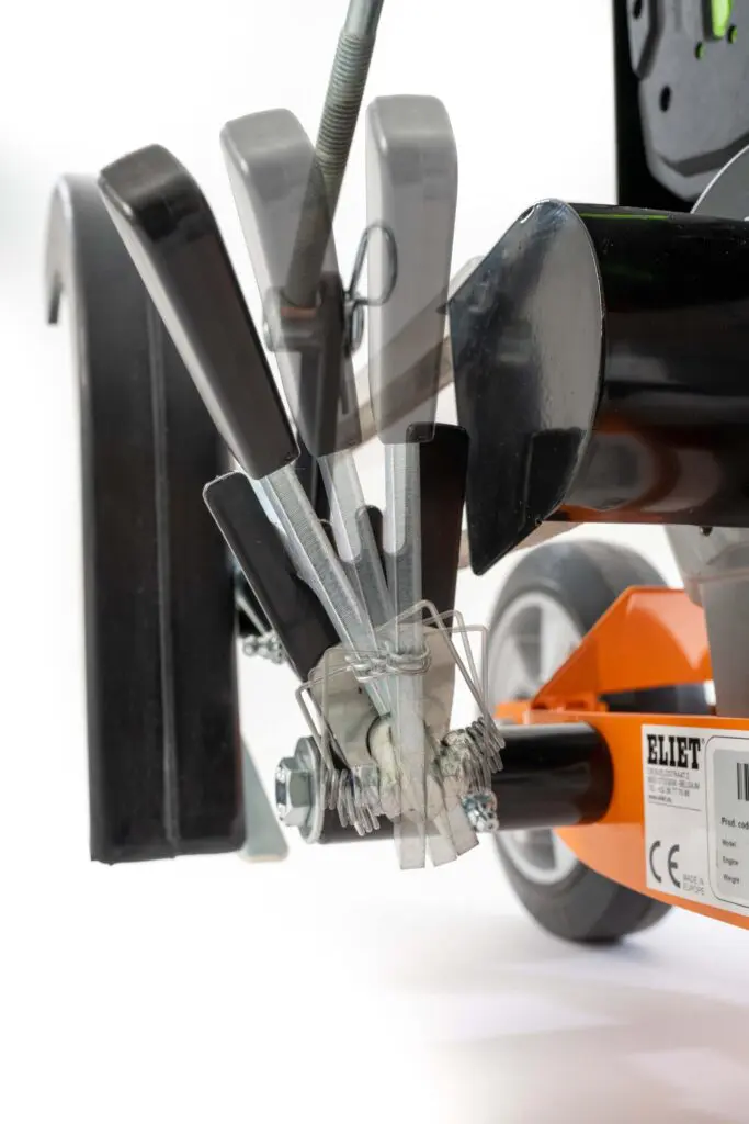 Adjustable blade angle